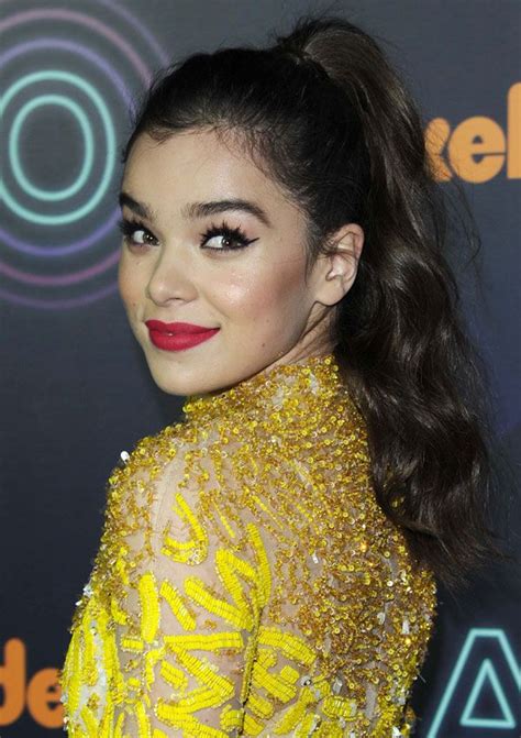 Hailee Steinfeld wows in ab